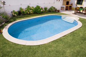 piscina oval no quintal